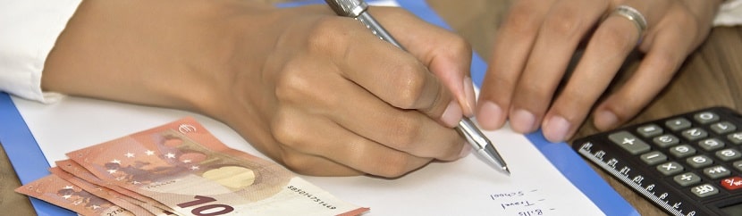 un auto entrepreneur devant ses documents