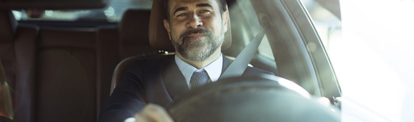 un professionnel dans son véhicule 
