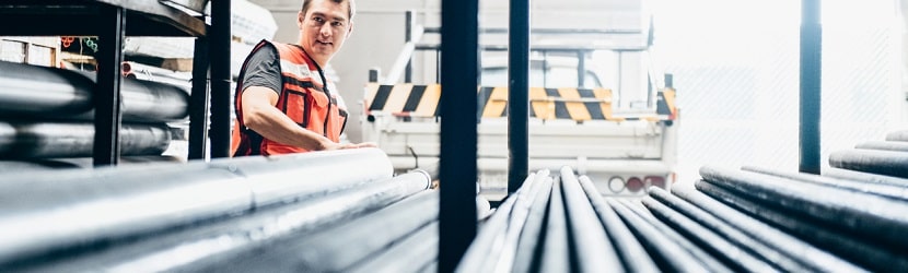  un professionnel travaillant avec des barres en acier