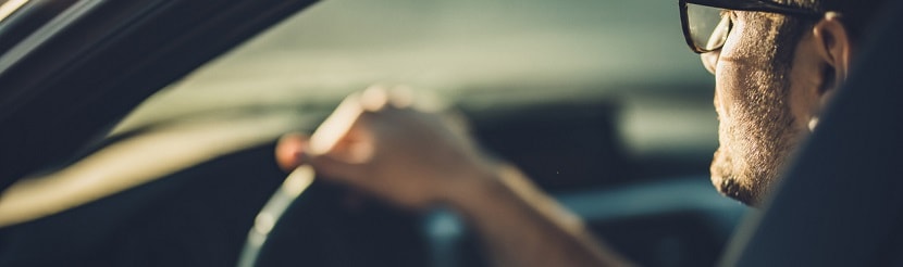 un homme en voiture