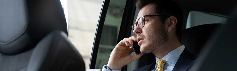 un pofessionnel en voiture
