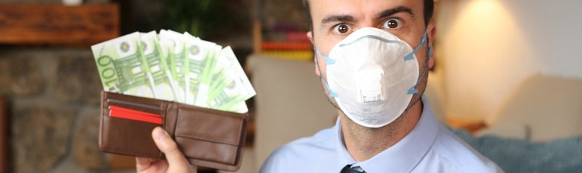 un professionnel assureur avec des billets euros