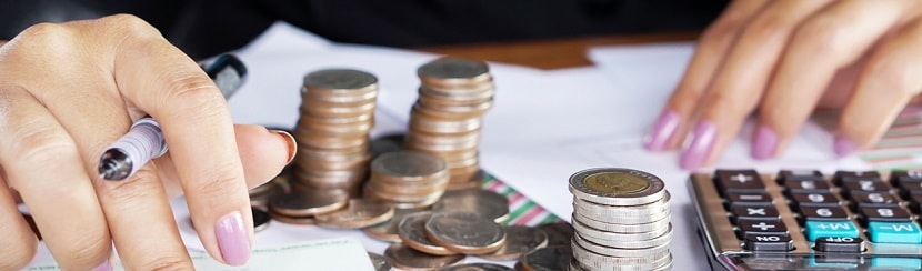 une femme en train de faire les comptes