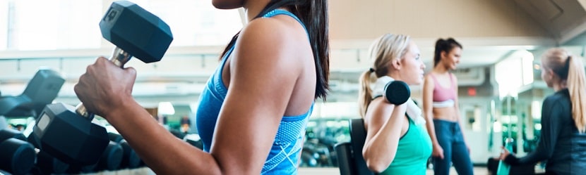 une femme en pleine actvité sportive