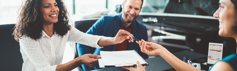 une cliente pour un achat automobile
