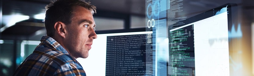 un professionnel devant ses écrans