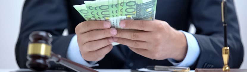 un avocat à son bureau