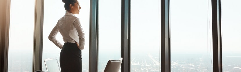 une professionnelle dans son bureau