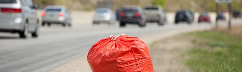 déchets sur l'autoroute