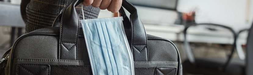 un professionnel avec son masque et sac 