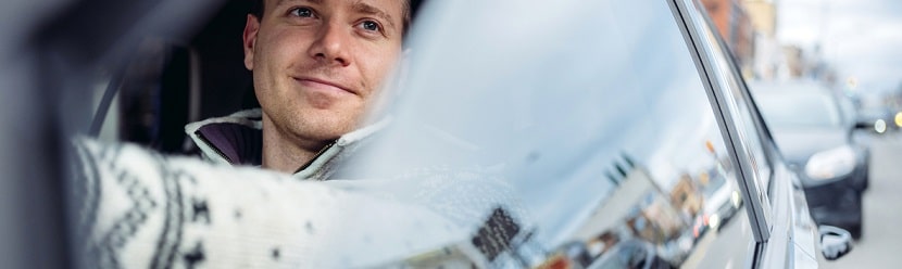 un homme au volant de son véhicule