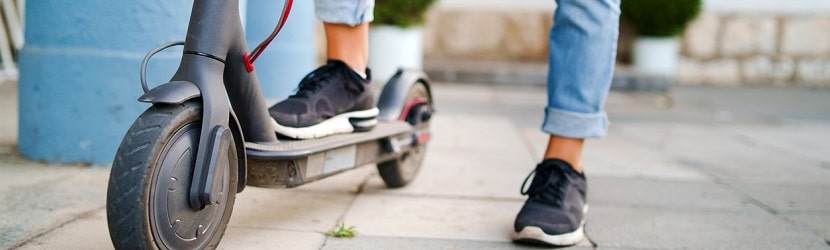 Un homme sur trottinette