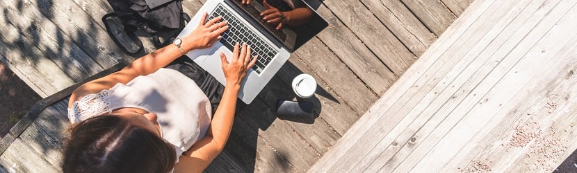 Une femme en train de travailler