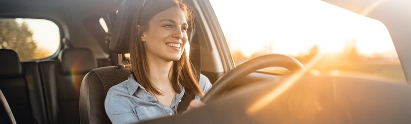 une femme en voiture