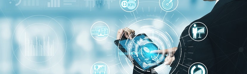 un professionnel avec sa tablette en entreprise 