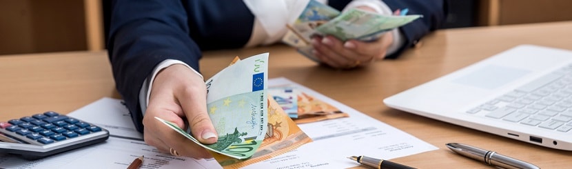 une femme d'entreprise échangeant des euros