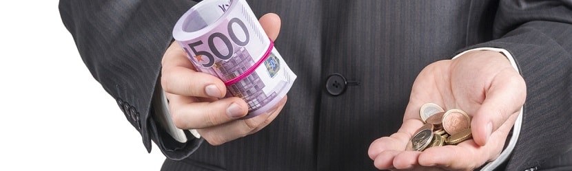 un professionnel avec une liasse de billets euros et des pieces