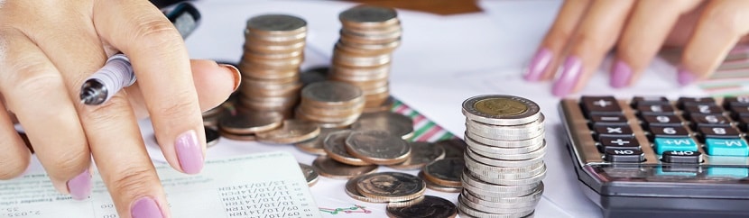 une professionnelle en plein calculs financiers 