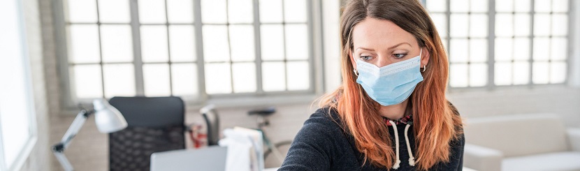  une femme en train de nettoyer les locaux d'entreprise