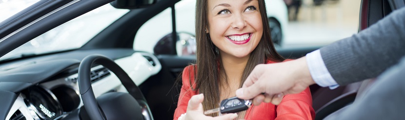 femme qui loue une voiture