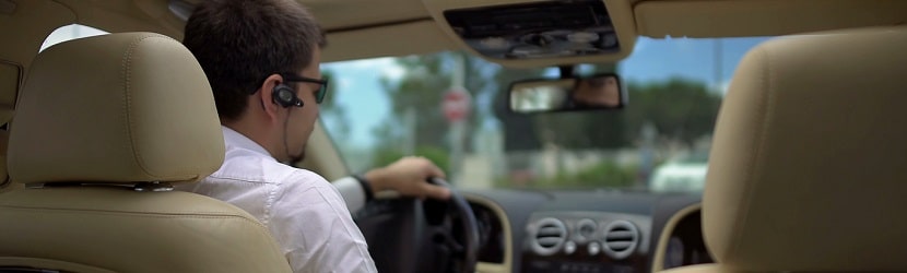 un professionnel en voiture