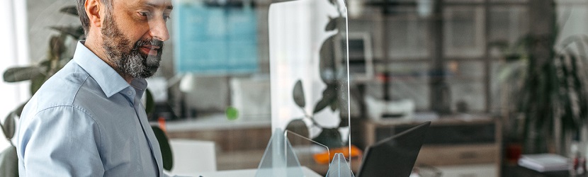 un chef d'entreprise en train de s occuper de son assurance professionnelle