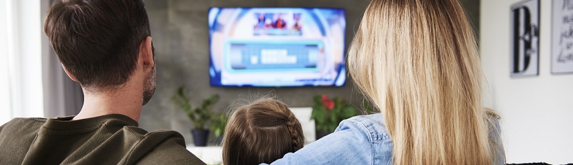une famille qui regarde la tv