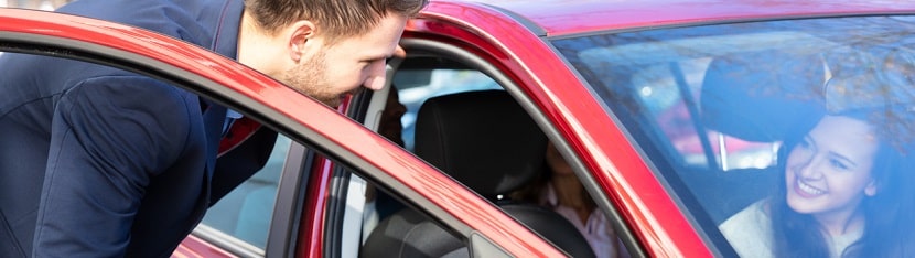 une professionnelle en voiture d'entreprise