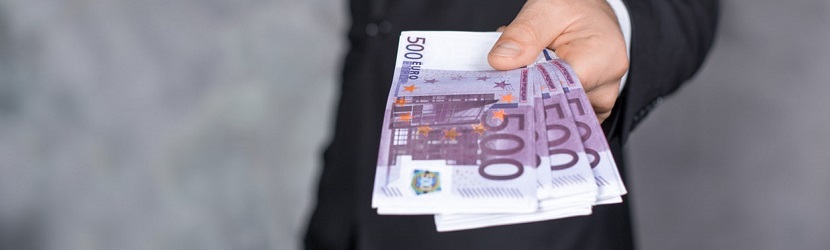  Un homme tenant des billets 