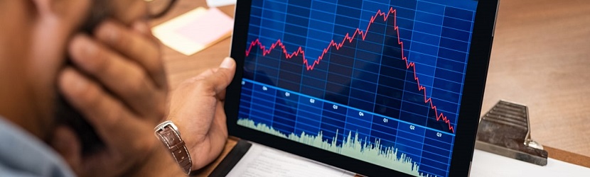  un homme regarde sur un ordinateur un graphique 