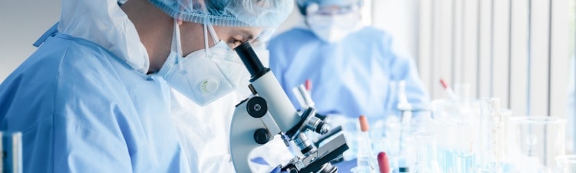  une biochimiste qui réalise des contrôles 