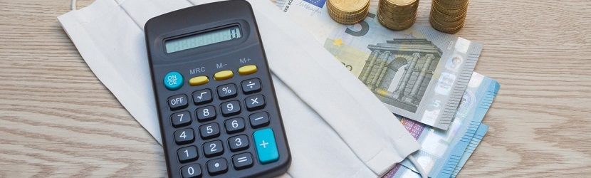 Calculatrice posée sur un bureau