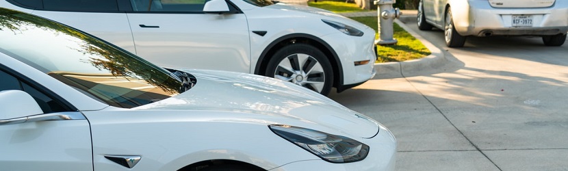  voitures tesla garées 