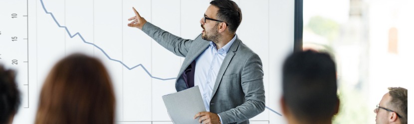 un homme en explication au tableau 