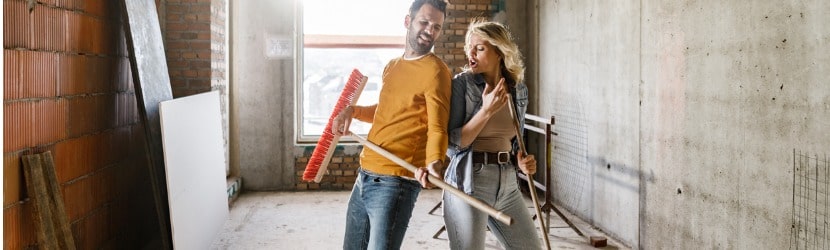 couple qui danse dans une maison