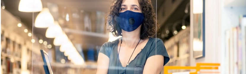femme libraire durant la pandémie covid 