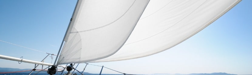 Un voilier en mer