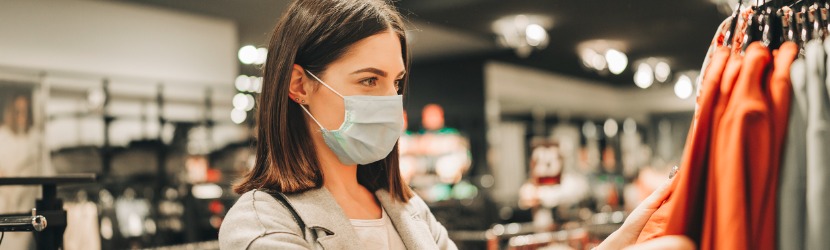 une femme dans une boutique de vêtements