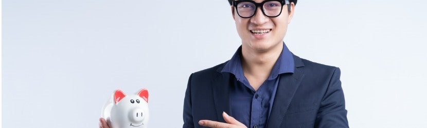 Un homme asiatique tenant une tirelire