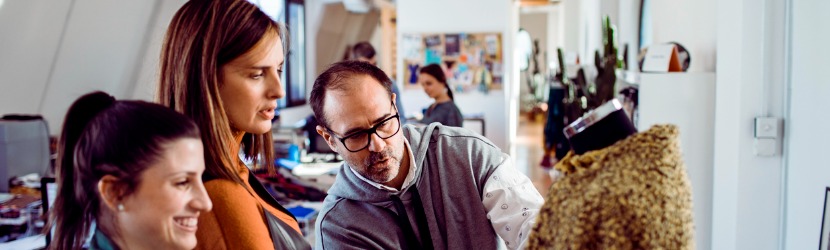 une designer lance sa collection de vêtements