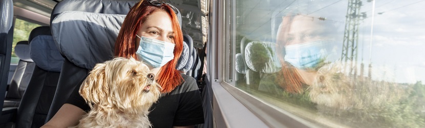  une femme prenant le train avec son chien
