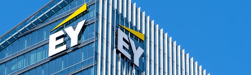 logo d'EY sur la tour EY au centre-ville de Toronto