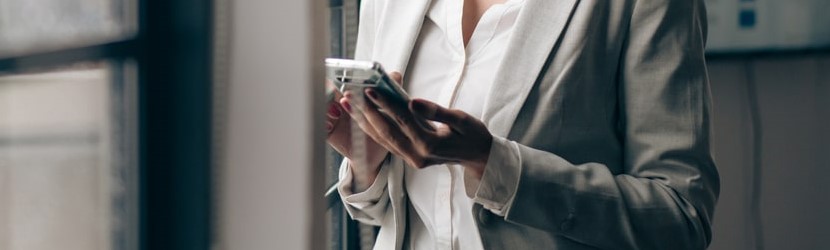 femme d'affaires utilisant son telephone